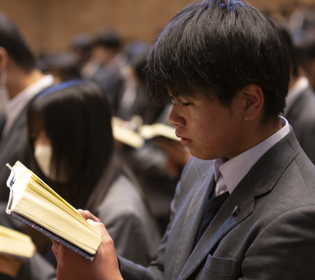 聖書を読む生徒